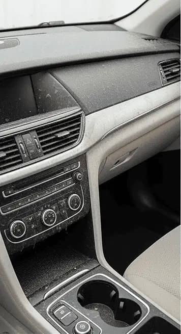 Tableau de bord voiture avant nettoyage intérieur